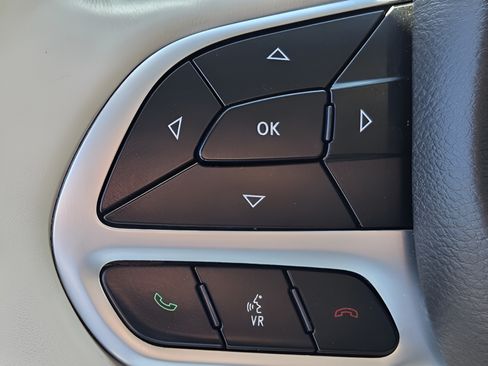 Used 2018 Chrysler Pacifica Limited FWD image 27