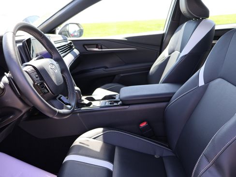 Used 2025 Toyota Camry SE FWD image 19