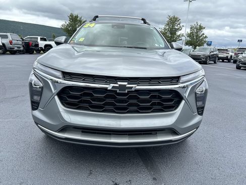 Used 2024 Chevrolet Trax LT w/ LT Convenience Package FWD image 12