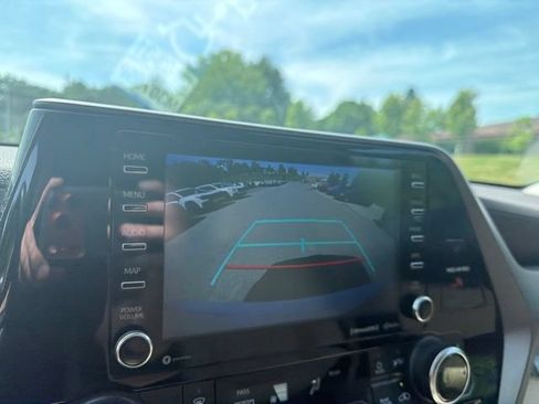 Used 2022 Toyota Highlander XLE AWD/4WD image 31