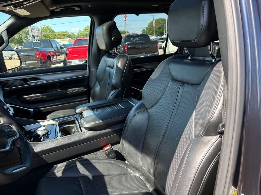 Used 2025 Jeep Wagoneer Series III w/ Premium Group I AWD/4WD image 11
