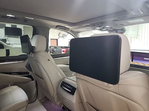 Used 2025 Cadillac Escalade ESV Sport Platinum image 5