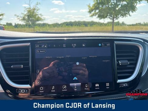 Used 2025 Chrysler Pacifica Limited FWD image 29