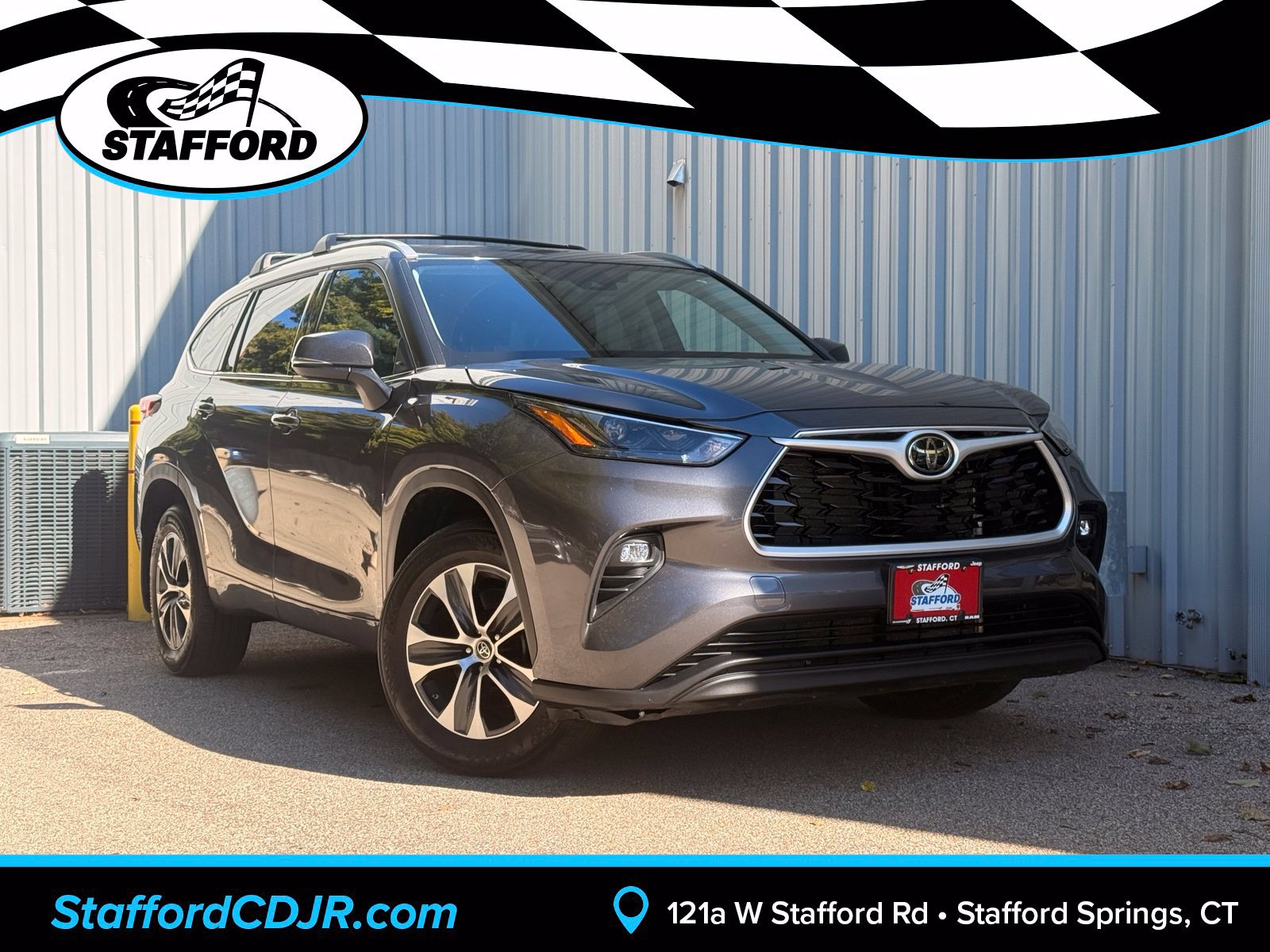 Used 2022 Toyota Highlander XLE AWD/4WD image 1