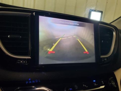 Used 2022 Chrysler Pacifica Touring-L FWD image 23