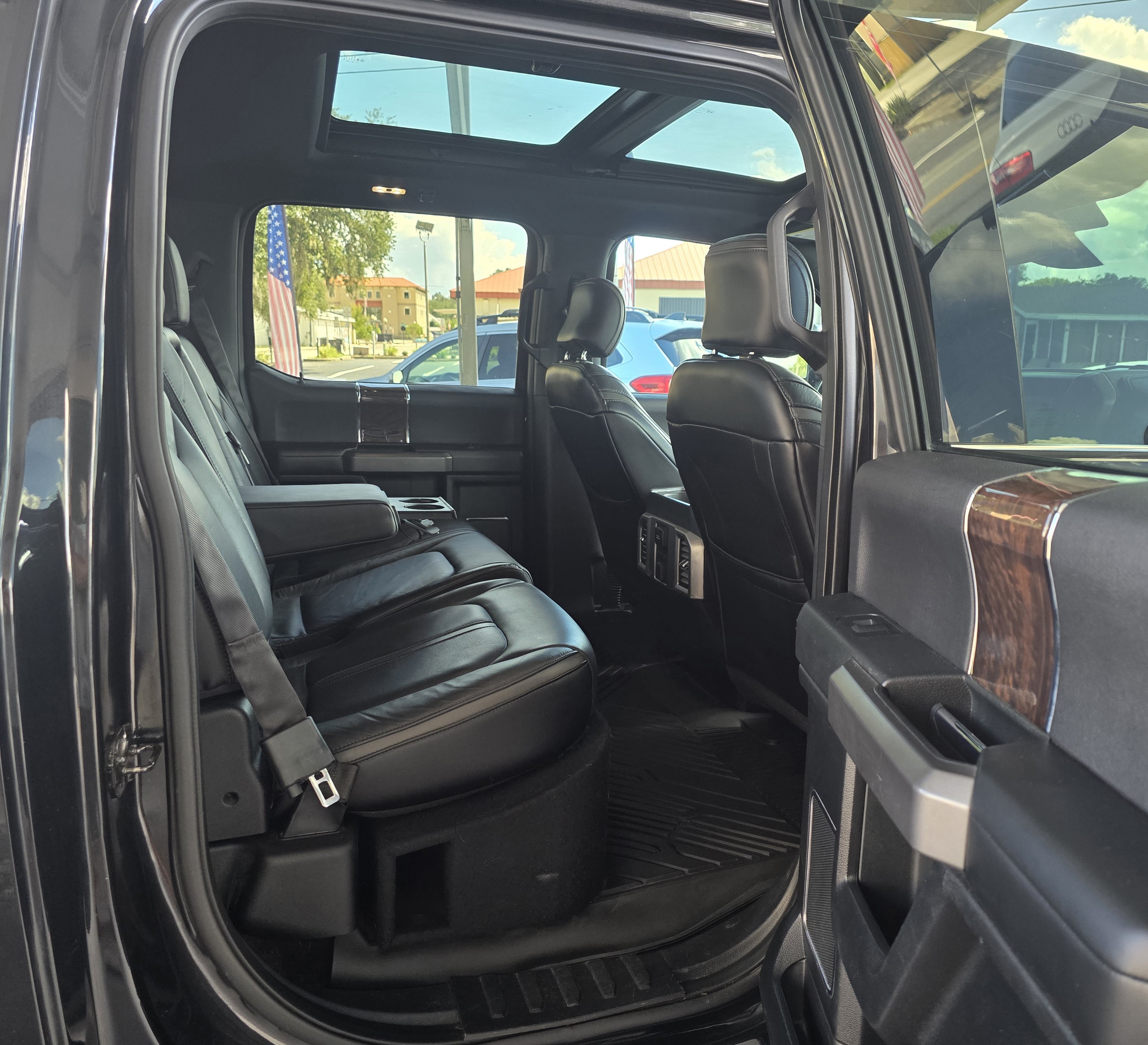 Used 2015 Ford F150 Platinum w/ Equipment Group 701A Luxury AWD/4WD image 32