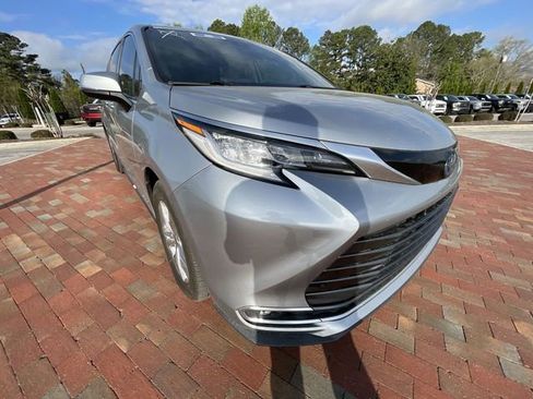 Used 2021 Toyota Sienna Limited image 5