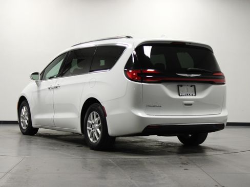 Used 2022 Chrysler Pacifica Touring-L FWD image 6