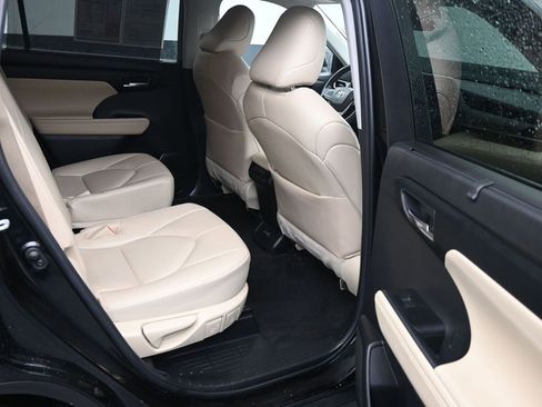 Used 2023 Toyota Highlander XLE image 15