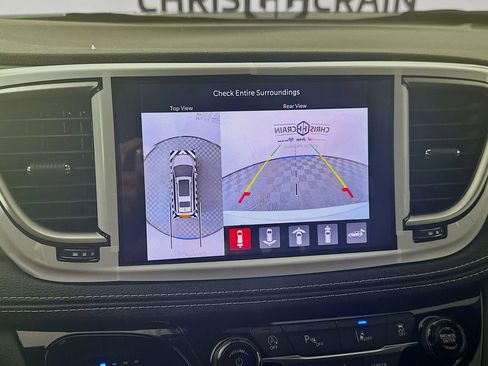 Used 2026 Chrysler Pacifica Select image 17
