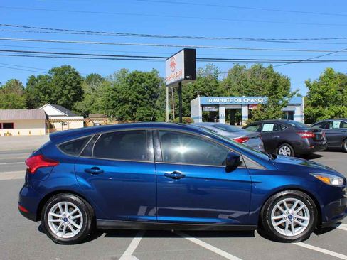 Used 2018 Ford Focus SE FWD image 4