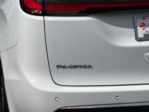 Used 2023 Chrysler Pacifica Touring-L FWD image 29
