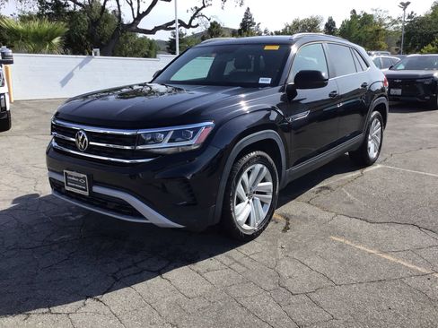 Used 2021 Volkswagen Atlas Cross Sport SE w/ Panoramic Sunroof Package image 2