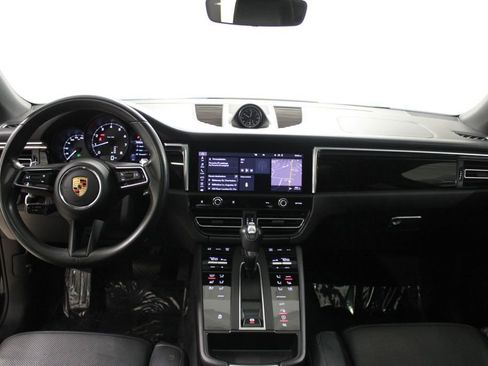 Certified 2022 Porsche Macan AWD/4WD image 32