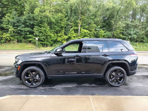 Certified 2023 Jeep Grand Cherokee Altitude image 8