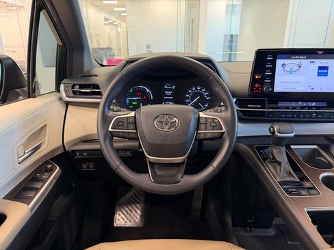 Used 2024 Toyota Sienna XLE FWD image 19