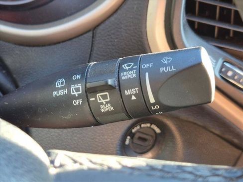 Used 2018 Jeep Cherokee Latitude w/ Altitude Package FWD image 6