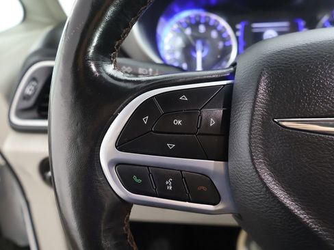 Used 2020 Chrysler Pacifica Touring-L FWD image 41
