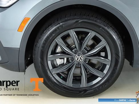 Used 2024 Volkswagen Tiguan SE w/ Panoramic Sunroof Package FWD image 5