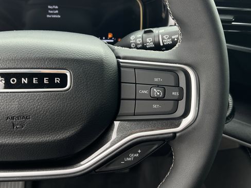 Used 2023 Jeep Wagoneer L 4WD w/ Rear Seat Video Group 1 image 17