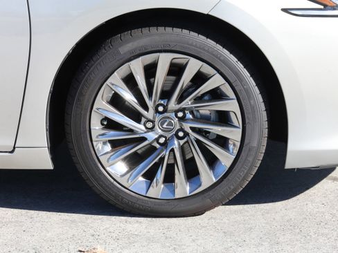 Used 2025 Lexus ES 300h w/ Luxury Package image 11