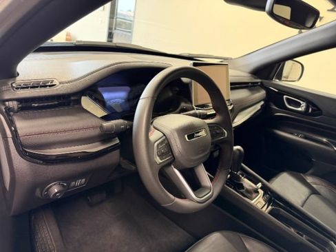 Used 2025 Jeep Compass Trailhawk AWD/4WD image 12