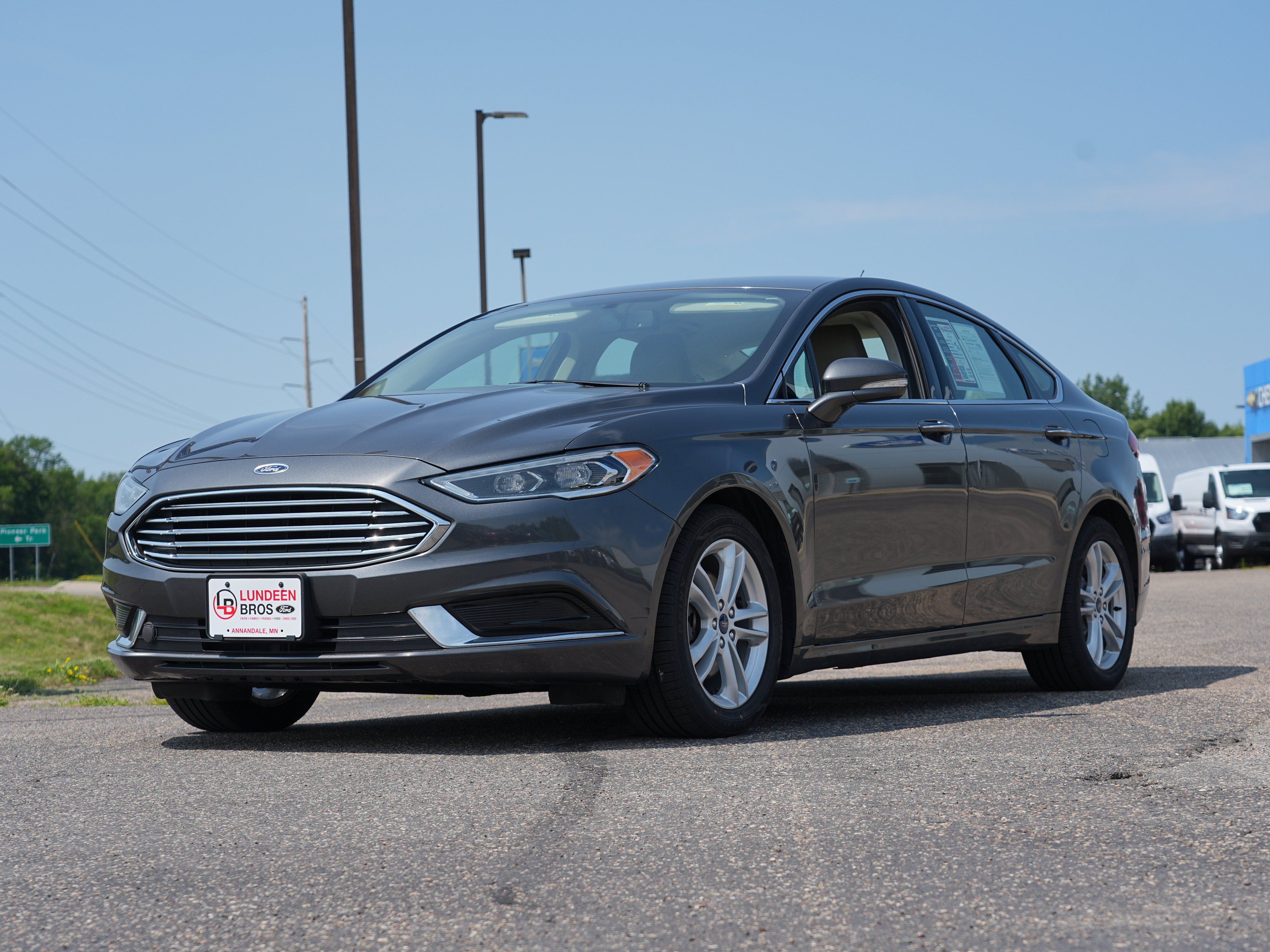 Used 2018 Ford Fusion SE w/ Fusion SE Technology Package FWD image 8