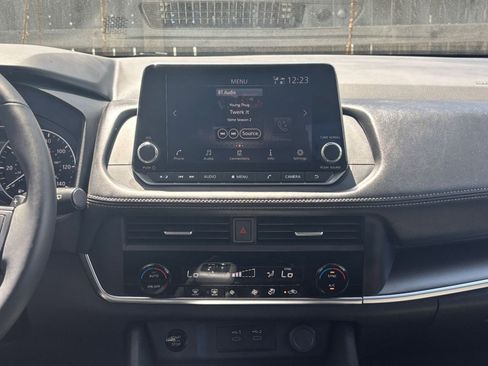 Used 2025 Nissan Rogue SV AWD/4WD image 17