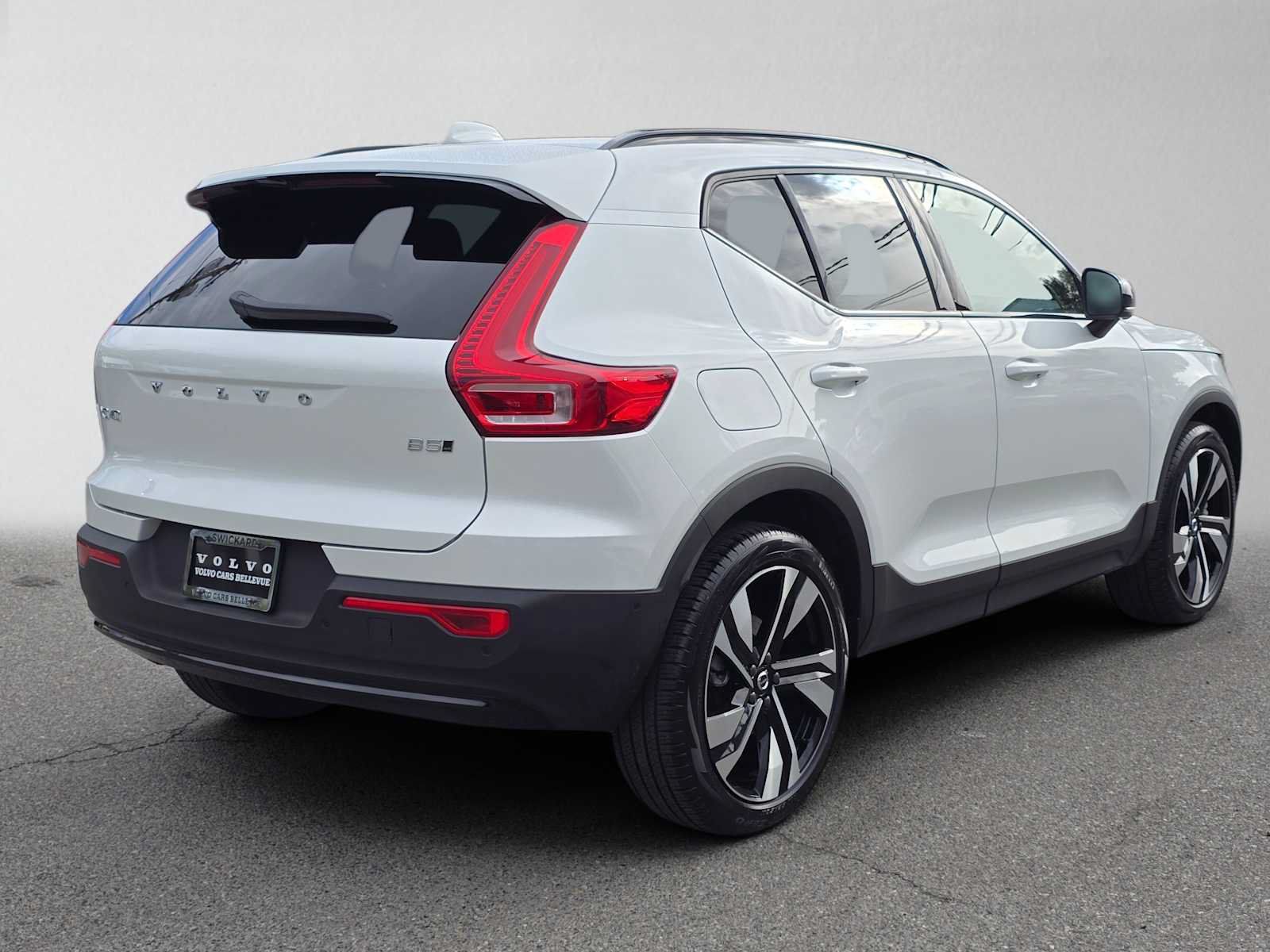 Used 2026 Volvo XC40 B5 Ultra w/ Climate Package AWD/4WD image 3