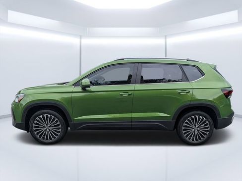 New 2026 Volkswagen Taos SE image 6
