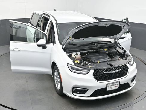 Used 2023 Chrysler Pacifica Touring-L FWD image 43