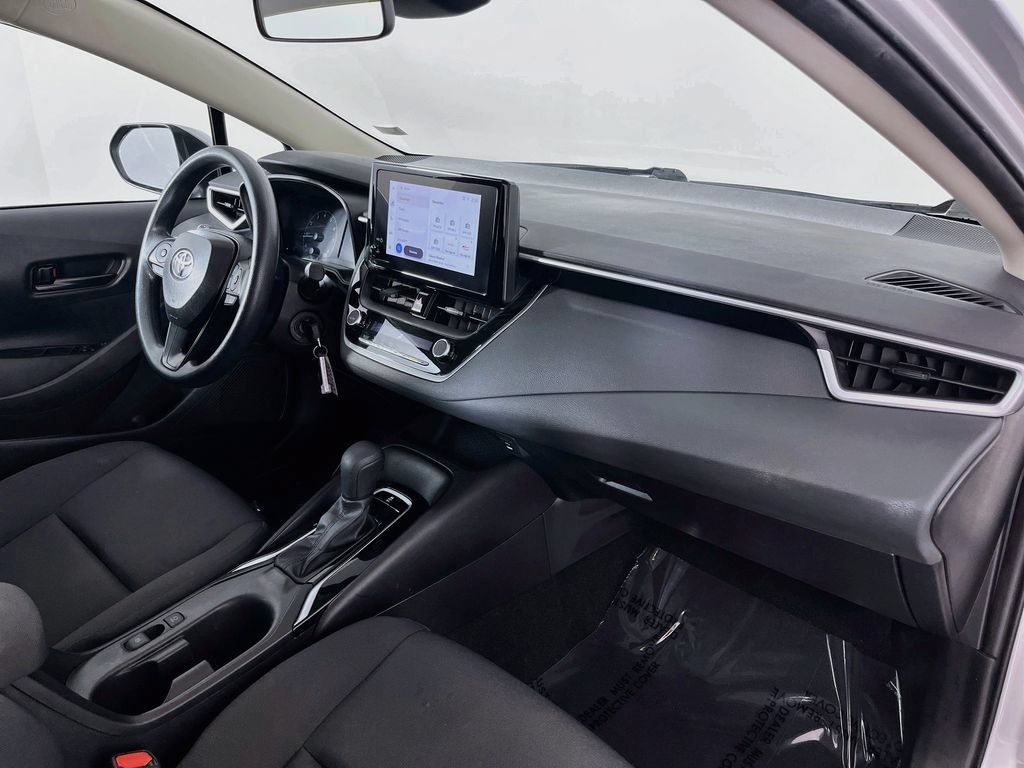 Used 2025 Toyota Corolla LE FWD image 32