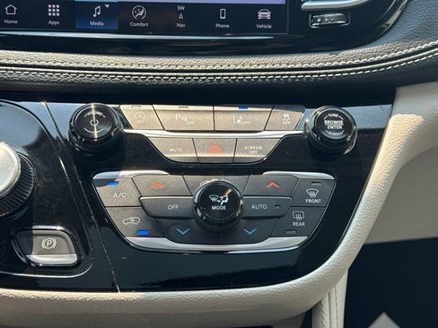 Used 2023 Chrysler Pacifica Limited FWD image 29