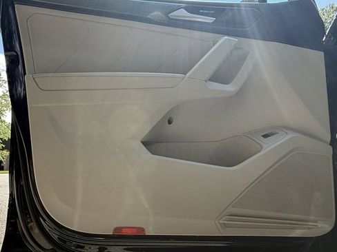 Used 2022 Volkswagen Tiguan SE R-Line image 3