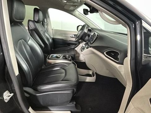 Used 2023 Chrysler Pacifica Touring-L FWD image 30