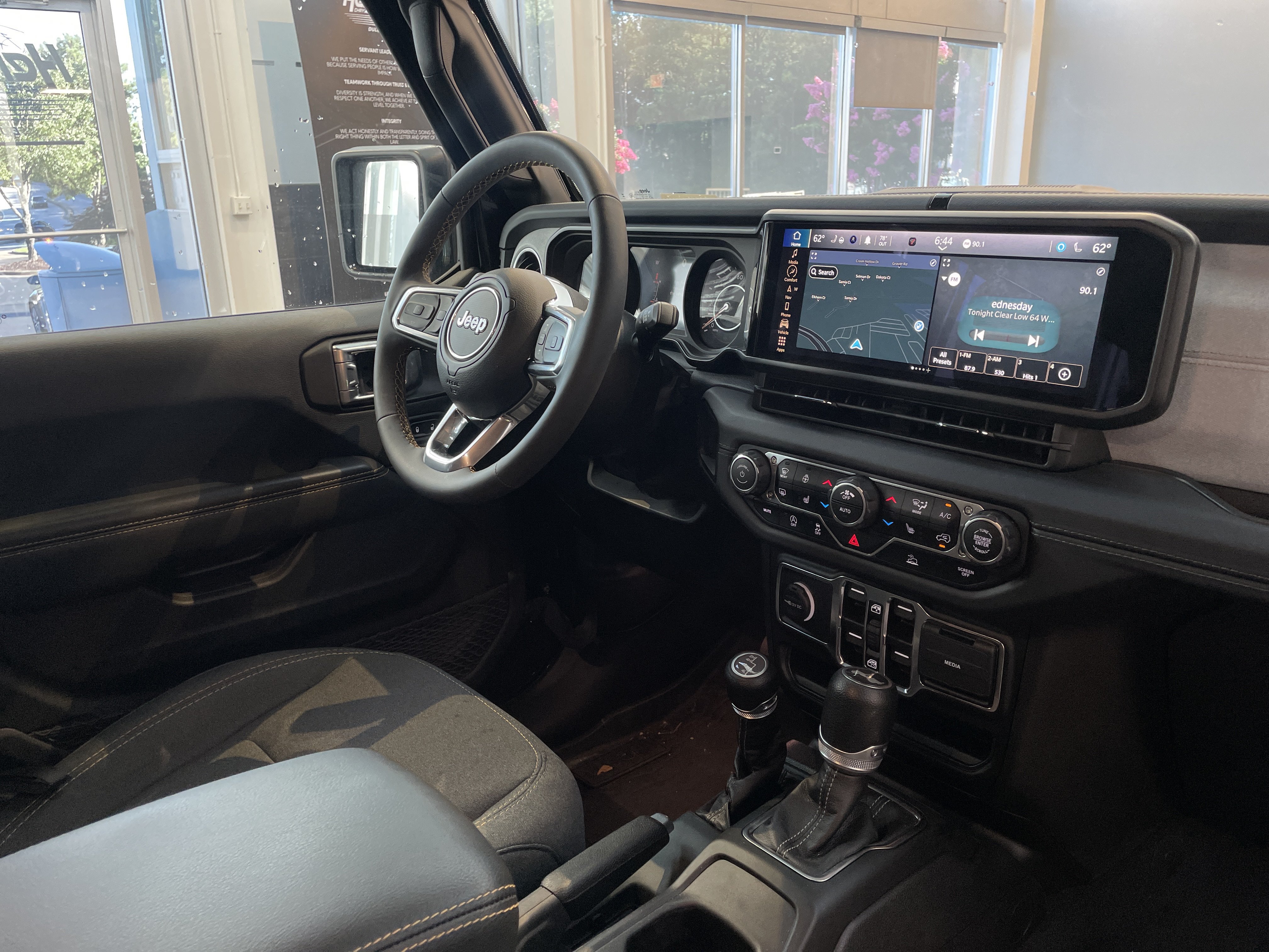 Used 2024 Jeep Wrangler Unlimited Sahara w/ Technology Group AWD/4WD image 32