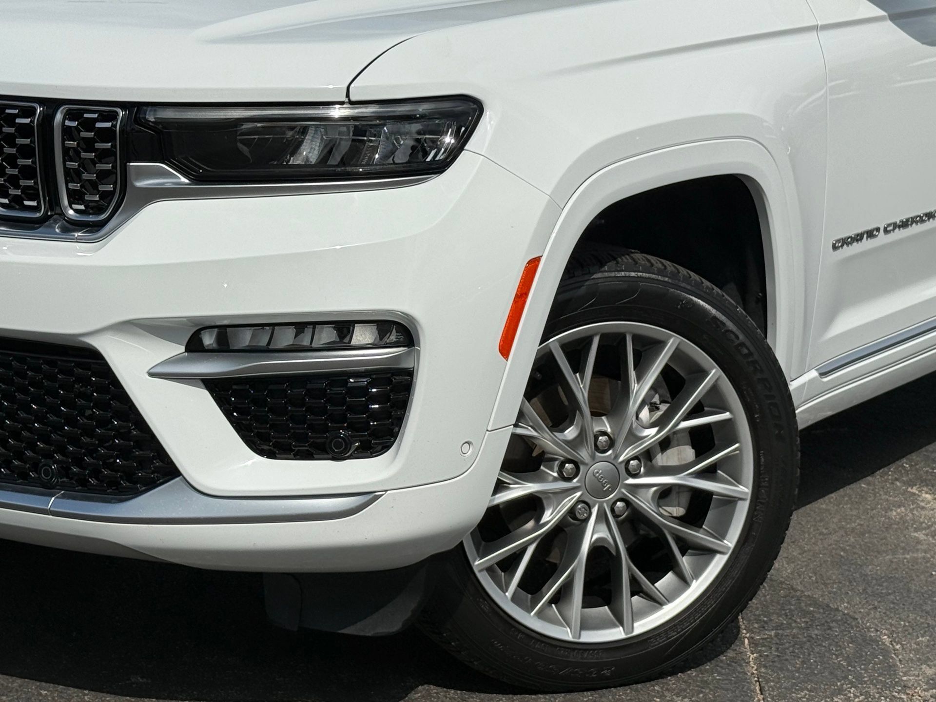 Used 2023 Jeep Grand Cherokee Summit RWD image 3