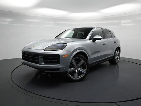 Used 2025 Porsche Cayenne image 25