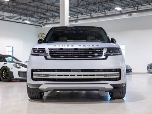 Used 2025 Land Rover Range Rover SE image 2