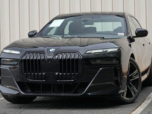 Used 2023 BMW 760i xDrive w/ Executive Package AWD/4WD image 3