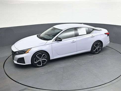 Used 2025 Nissan Altima 2.5 SR FWD image 31