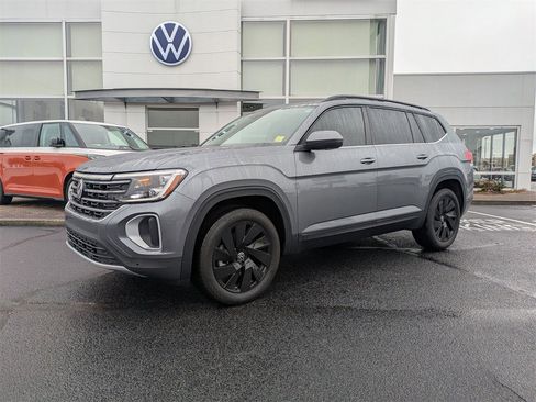 Used 2025 Volkswagen Atlas SE w/ Panoramic Sunroof Package image 9