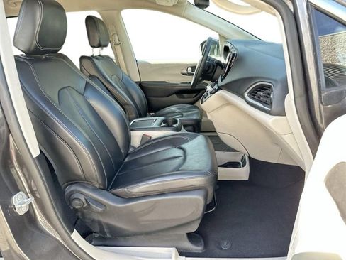 Used 2023 Chrysler Pacifica Touring-L FWD image 25