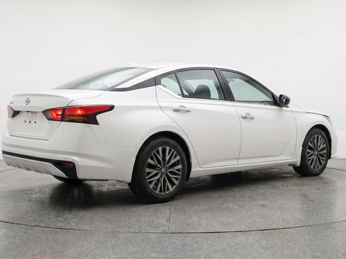 Used 2025 Nissan Altima 2.5 SV FWD image 9