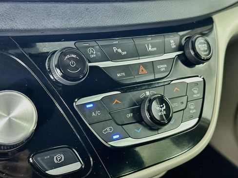 Used 2024 Chrysler Pacifica Touring-L FWD image 23