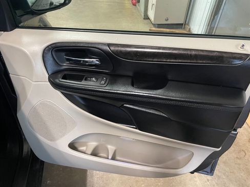 Used 2016 Dodge Grand Caravan SXT image 23