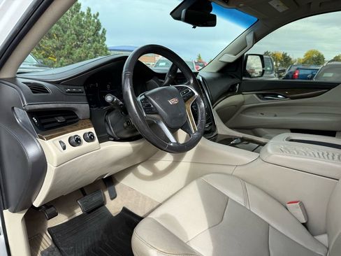 Used 2018 Cadillac Escalade Luxury image 15