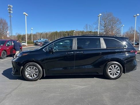 Used 2025 Toyota Sienna XLE image 10