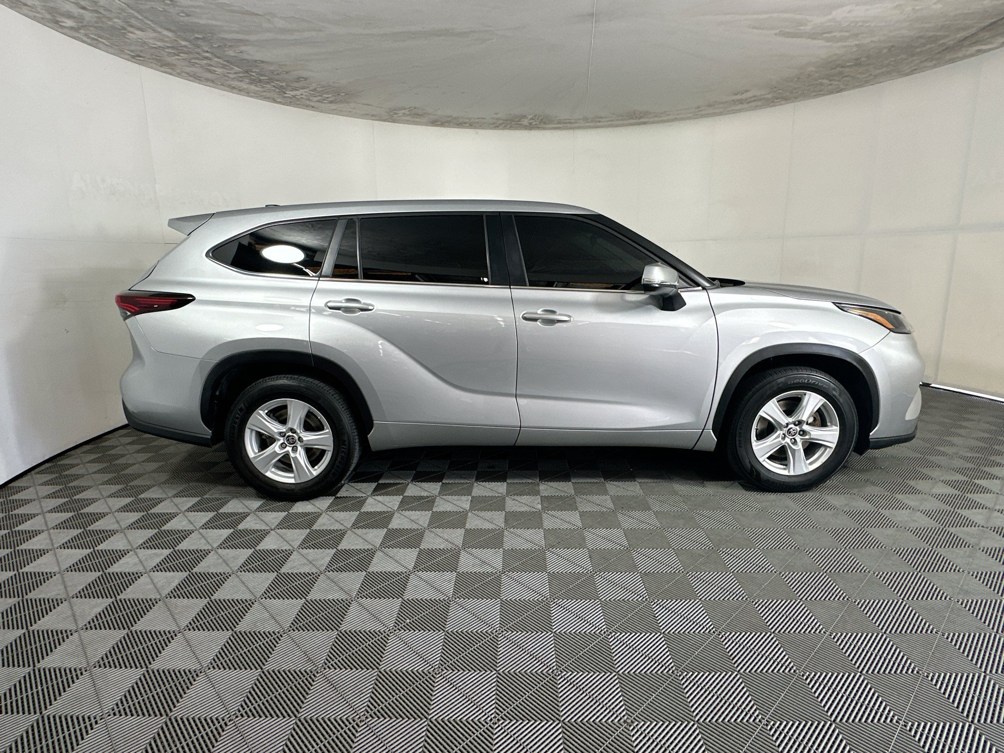 Used 2024 Toyota Highlander LE FWD image 2