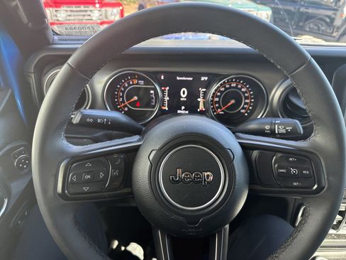 Used 2023 Jeep Gladiator Sport image 16